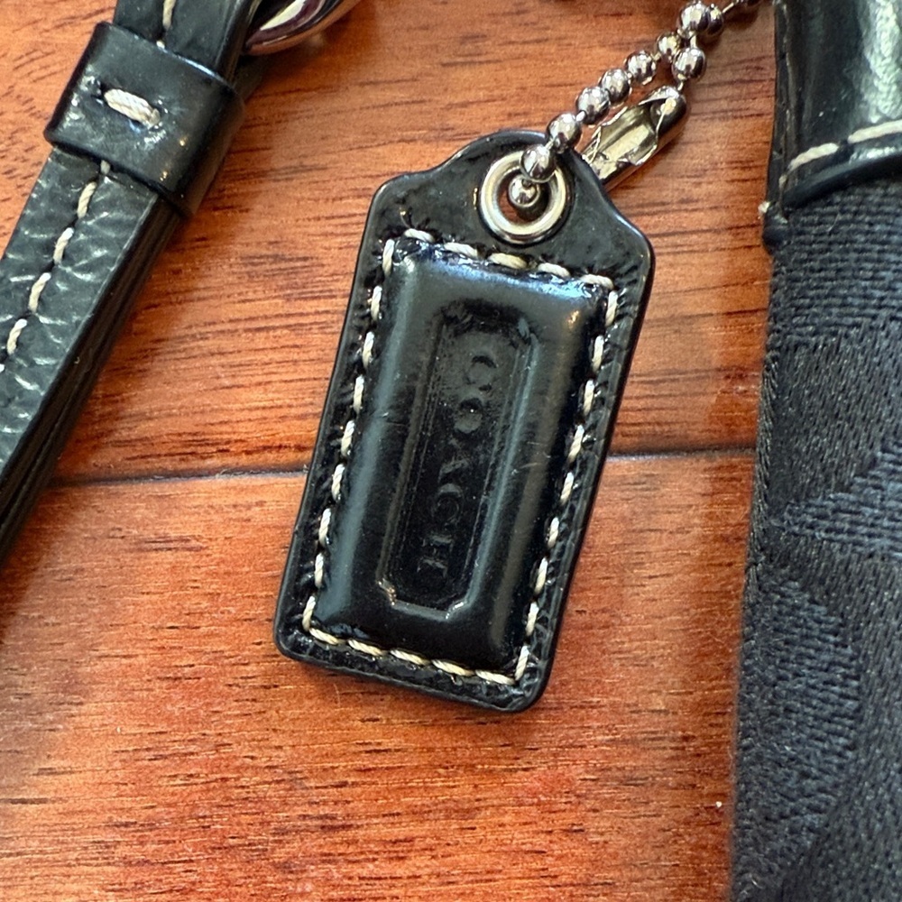 Coach Black Signature Jaquard & Patent Leather Trim Wristlet - Picture 3 of 6